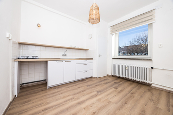 Kuchyně s výhledem do dvora - Prodej bytu 1+1 v osobním vlastnictví 37 m², Pardubice