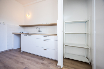 Kuchyně se spíží  - Prodej bytu 1+1 v osobním vlastnictví 37 m², Pardubice
