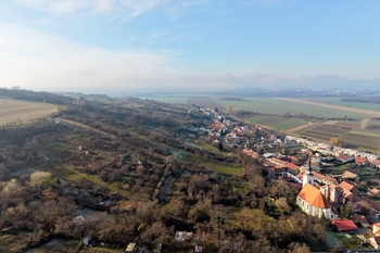 Prodej pozemku 4892 m², Blučina