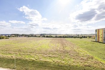 Pohled z okna ložnice a obývacího pokoje - Prodej bytu 2+kk v družstevním vlastnictví 40 m², Roudnice nad Labem