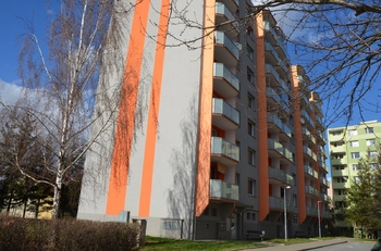 Pohled na dům  - Prodej bytu 3+1 v osobním vlastnictví 75 m², Vyškov