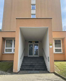 Vstup do budovy - Pronájem bytu 2+kk v osobním vlastnictví 40 m², Písek