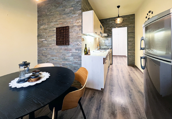 Kuchyň pohled do předsíně - Prodej bytu 2+1 v osobním vlastnictví 67 m², Chodov