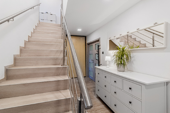 Chodba se schodištěm - Prodej bytu 4+1 v osobním vlastnictví 89 m², Praha 4 - Krč