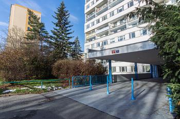 Vchod do domu - Prodej bytu 4+1 v osobním vlastnictví 89 m², Praha 4 - Krč