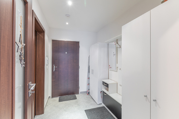 Spojovací chodba - Pronájem bytu 2+kk v osobním vlastnictví 54 m², Praha 9 - Letňany