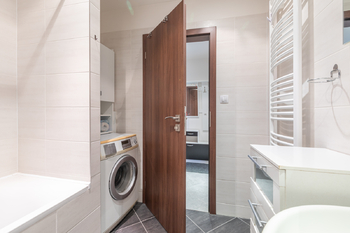 Koupelna - Pronájem bytu 2+kk v osobním vlastnictví 54 m², Praha 9 - Letňany