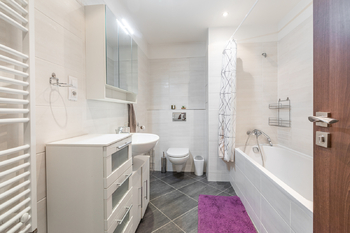 Koupelna - Pronájem bytu 2+kk v osobním vlastnictví 54 m², Praha 9 - Letňany