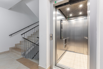 Společná chodba s výtahem - Pronájem bytu 2+kk v osobním vlastnictví 54 m², Praha 9 - Letňany