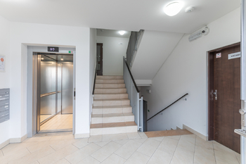 Vstupní prostor domu - Pronájem bytu 2+kk v osobním vlastnictví 54 m², Praha 9 - Letňany