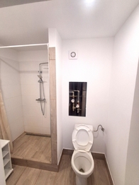 Koupelna s WC - Pronájem bytu 1+1 v osobním vlastnictví 51 m², Volary
