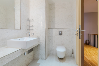 Koupelna s WC - Pronájem bytu 3+kk v osobním vlastnictví 153 m², Praha 8 - Karlín