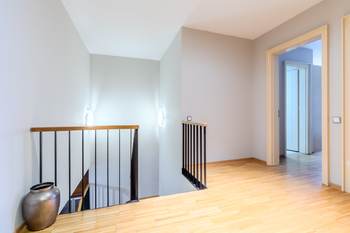 Chodba 2.NP - Pronájem bytu 3+kk v osobním vlastnictví 153 m², Praha 8 - Karlín