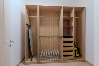 Šatna v zádveří - Pronájem bytu 3+kk v osobním vlastnictví 153 m², Praha 8 - Karlín