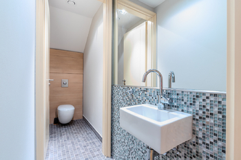 WC 1. NP - Pronájem bytu 3+kk v osobním vlastnictví 153 m², Praha 8 - Karlín