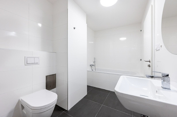 koupelna s vanou - Prodej bytu 3+kk v osobním vlastnictví 80 m², Horoměřice