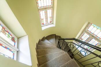 Schodiště domu - Pronájem bytu 2+kk v osobním vlastnictví 110 m², Praha 1 - Hradčany