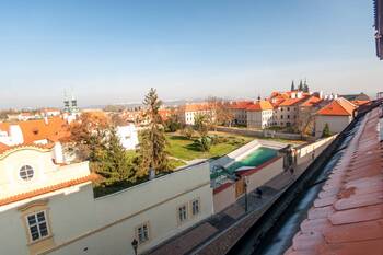 Výhled z bytu - Pronájem bytu 2+kk v osobním vlastnictví 110 m², Praha 1 - Hradčany