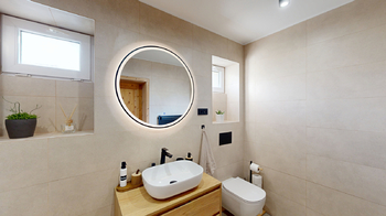 Koupelna v přízemí - Prodej domu 194 m², Varnsdorf