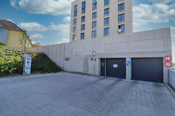 Garáž - vjezd - Prodej bytu 1+kk v osobním vlastnictví 34 m², Praha 9 - Libeň