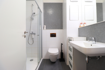 Koupelna - Prodej bytu 1+kk v osobním vlastnictví 34 m², Praha 9 - Libeň