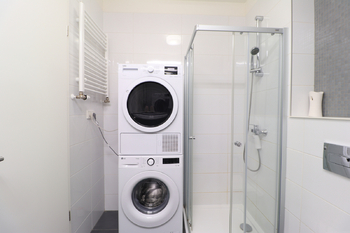 Koupelna - Prodej bytu 1+kk v osobním vlastnictví 34 m², Praha 9 - Libeň