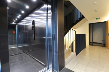 Chodba domu - Prodej bytu 1+kk v osobním vlastnictví 34 m², Praha 9 - Libeň