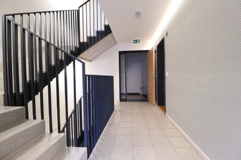 Chodba domu - Prodej bytu 1+kk v osobním vlastnictví 34 m², Praha 9 - Libeň