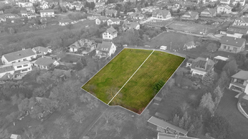 pohled z dronu s vyznačením pozemku - Prodej pozemku 1335 m², Babice nad Svitavou