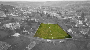 pohled z dronu s vyznačením pozemku - Prodej pozemku 1335 m², Babice nad Svitavou