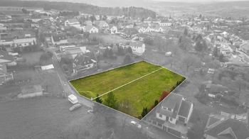 pohled z dronu s vyznačením pozemku - Prodej pozemku 1335 m², Babice nad Svitavou