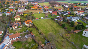 pohled z dronu foto 1 - Prodej pozemku 1335 m², Babice nad Svitavou