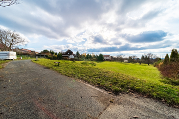 příjezdová komunikace - Prodej pozemku 1335 m², Babice nad Svitavou