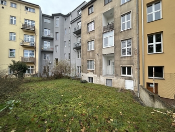 Pohled do vnitrobloku - Prodej nájemního domu 150 m², Slaný