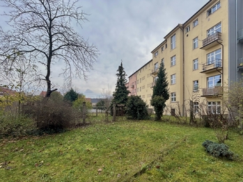 Pohled do vnitrobloku - Prodej nájemního domu 150 m², Slaný