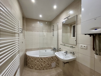 Koupelna - Prodej nájemního domu 150 m², Slaný