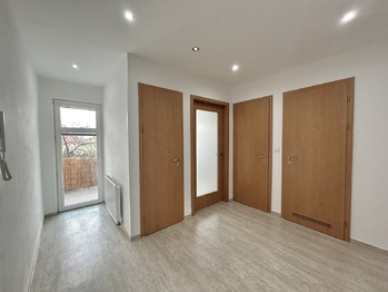 Pohled na jeden ze tří bytů v domě - Prodej nájemního domu 150 m², Slaný