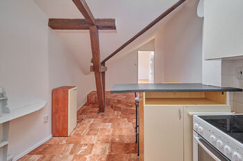 Kuchyně s barem a průchodem do dalšího pokoje - Pronájem bytu 2+1 v osobním vlastnictví 77 m², Praha 1 - Nové Město