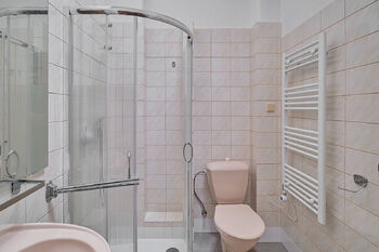 Koupelna se sprchovým koutem a toaletou - Pronájem bytu 2+1 v osobním vlastnictví 77 m², Praha 1 - Nové Město