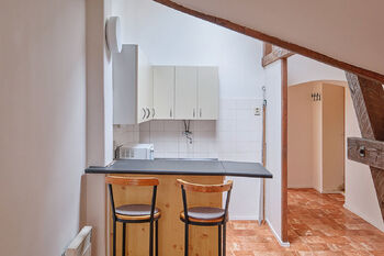 Pohled na kuchyň se vstupem do bytu - Pronájem bytu 2+1 v osobním vlastnictví 77 m², Praha 1 - Nové Město