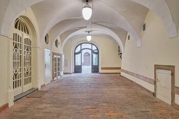 Vstup do atria a domu - Pronájem bytu 2+1 v osobním vlastnictví 77 m², Praha 1 - Nové Město