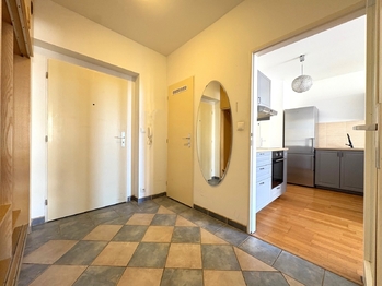 Předsíň s šatní místností - Prodej bytu 3+kk v osobním vlastnictví 70 m², Praha 9 - Letňany