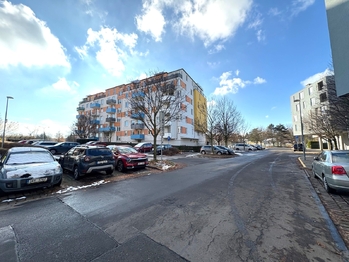 Venkovní pohled na dům a okolí - Prodej bytu 3+kk v osobním vlastnictví 70 m², Praha 9 - Letňany