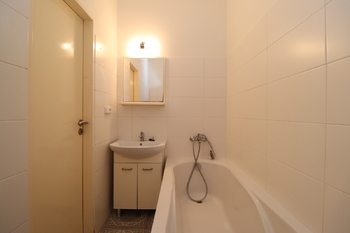 Koupelna - Pronájem bytu 1+1 v osobním vlastnictví 23 m², Praha 2 - Nusle
