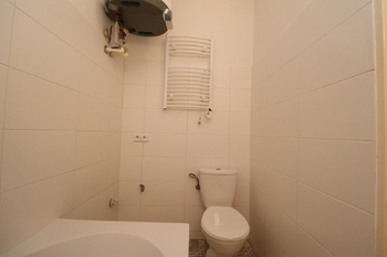 Koupelna - Pronájem bytu 1+1 v osobním vlastnictví 23 m², Praha 2 - Nusle