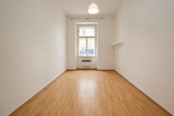 Obývací pokoj - Pronájem bytu 1+1 v osobním vlastnictví 23 m², Praha 2 - Nusle