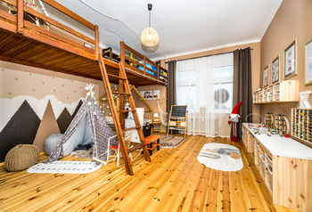 Dětský pokoj s podestou - Prodej domu 234 m², Krupka