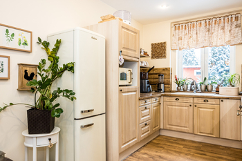 Kuchyně s výhledem do zahrady - Prodej domu 234 m², Krupka