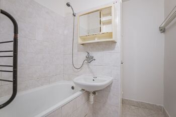 Koupelna s vanou a toaletou - Pronájem bytu 1+kk v osobním vlastnictví 34 m², Praha 9 - Prosek