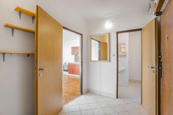 Pohled z předsíně do obývacího pokoje a koupelny - Pronájem bytu 1+kk v osobním vlastnictví 34 m², Praha 9 - Prosek